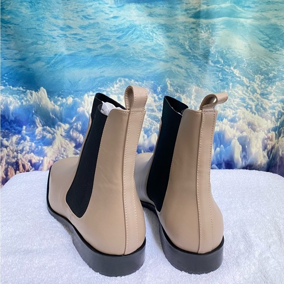 The Italian Leather Square Toe Chelsea Boot Size: 10.5 Cream - Picture 8 of 12